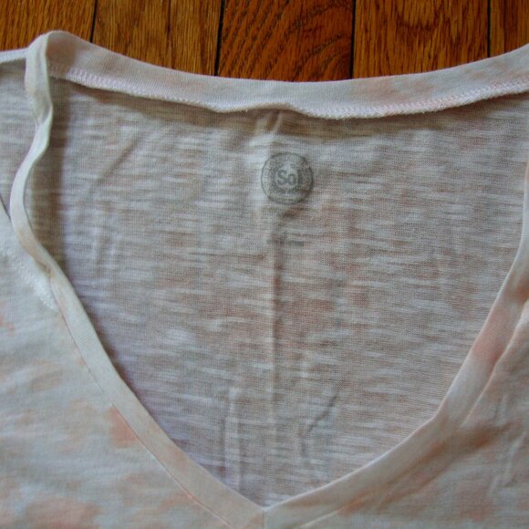 SO V-Neck Mauve White Tee - Picture 3 of 4